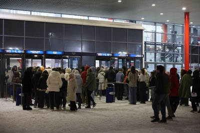 Ярославцы выстроились в очередь у арены несмотря на метель