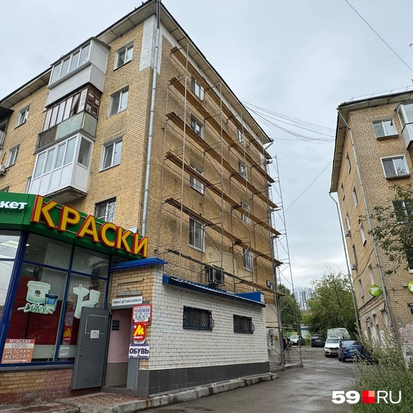 С другого торца тоже установили строительные леса | Источник: Наталья Пальникова / 59.RU