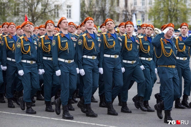 В колонне можно было увидеть курсантов, кадетов, представителей «Юнармии», силовых структур | Источник: Кирилл Поверинов / 76.RU