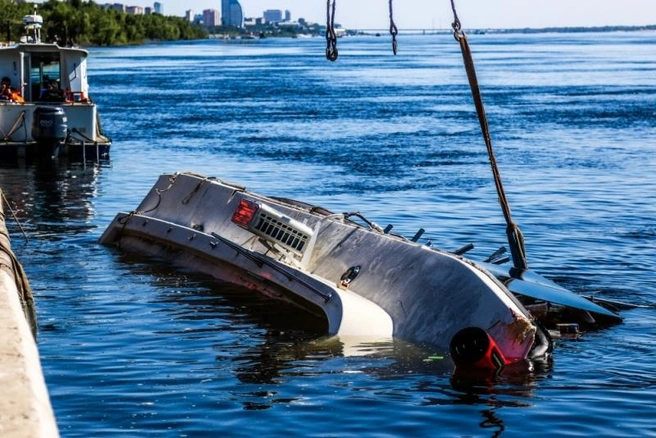 После столкновения с буксиром судно почти моментально ушло под воду  | Источник: ГУ МЧС России по Волгоградской области 