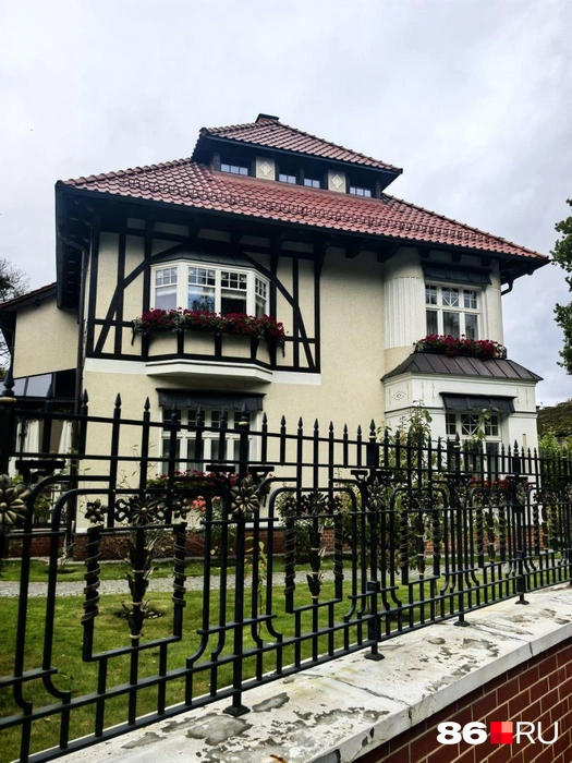 На балконах старинных вилл еще цвели цветы | Источник: Анастасия Шевякова / 86.RU