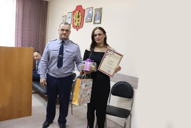 Победительница всероссийского конкурса вместе с наградами | Источник: ГУФСИН России по Красноярскому краю / VK