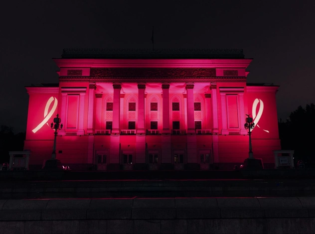 Разговор с врачом и розовый ГАТОБ в Алматы: Estée Lauder против рака груди