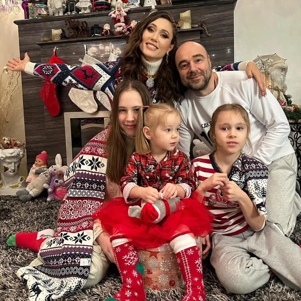 Роман и Елена Товстик с детьми