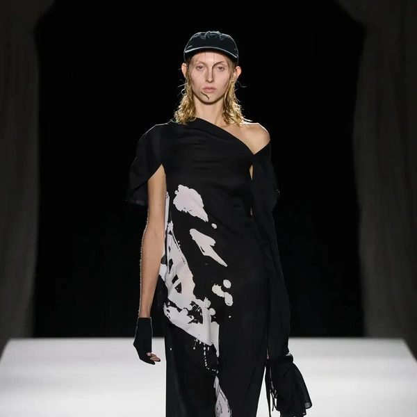 Три момента шоу Yohji Yamamoto, весна-лето 2026, которые заставят вас расплакаться | marieclaire.kz