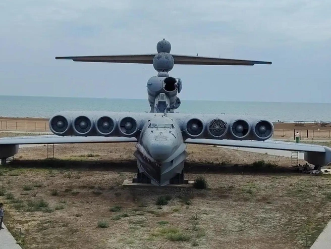 Уникальный советский корабль-самолет находится на берегу Каспийского моря, недалеко от Дербента | Источник: читатель E1.RU
