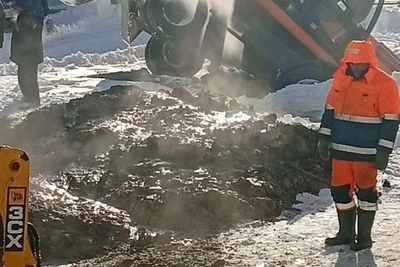 Трактор ушел под землю в Воронеже при ремонте трубопровода