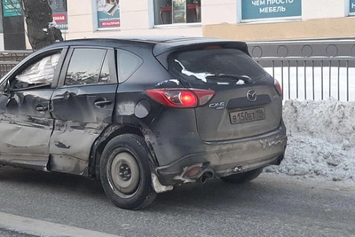 В Екатеринбурге водитель, объезжая пробку, врезался в трамвай