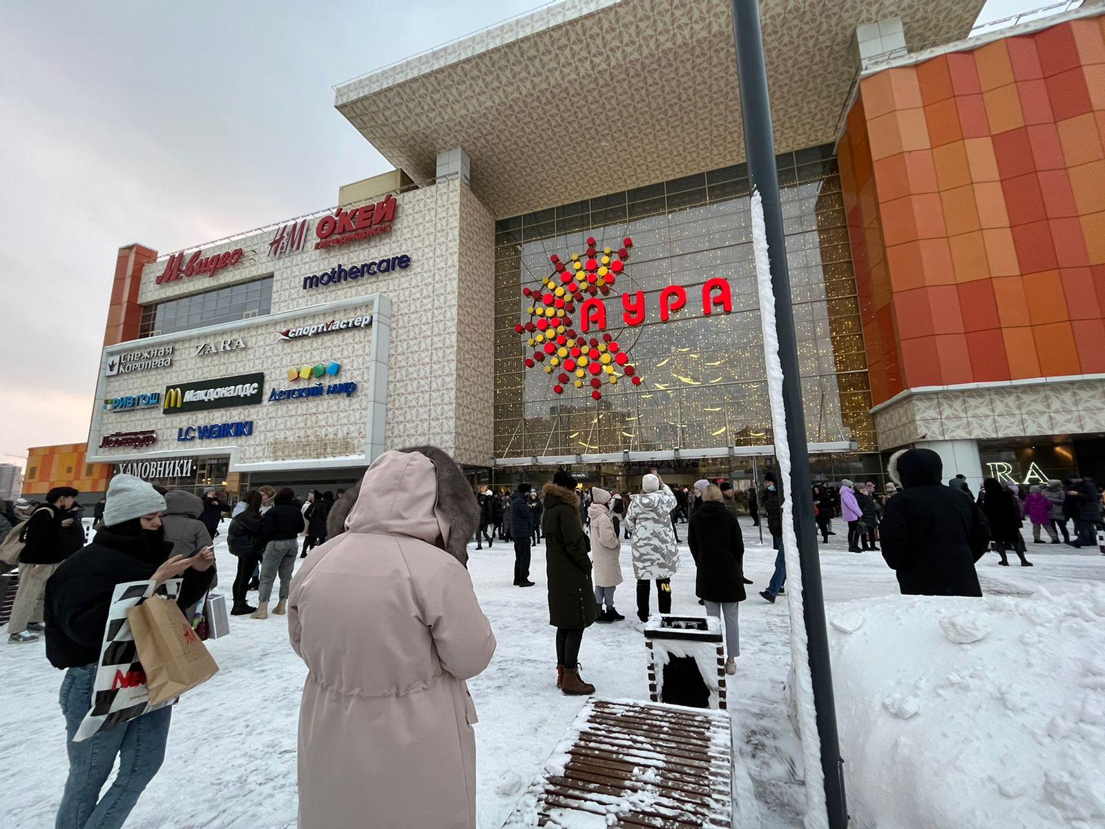 В Новосибирском торговом центре «Аура» прошла срочная эвакуация 16 декабря  2021 года Новосибирск - 16 декабря 2021 - НГС.ру