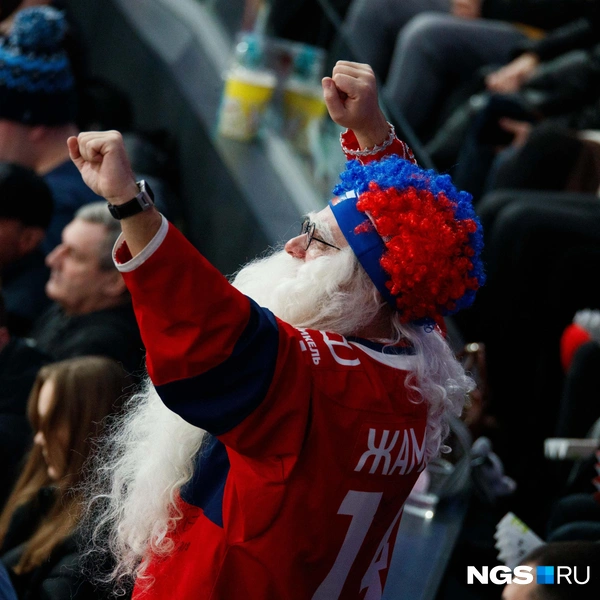 Фанат получил подарок от спонсоров, так как был самым активным  | Источник: Андрей Бортко / NGS.RU