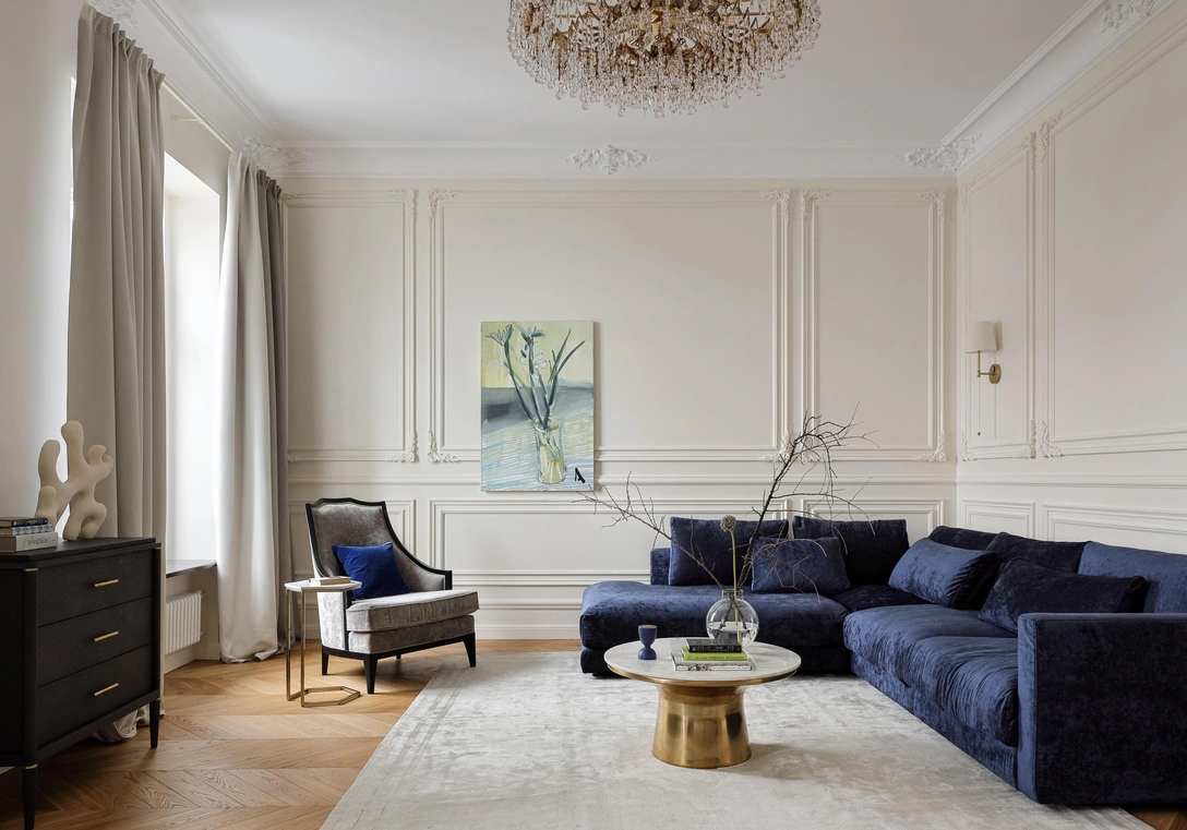 Гостиная. Гипсовая лепнина, «Дикарт» и «Петергоф». Паркет, Dorian. Краска, Little Greene и Farrow & Ball. Диван, столики, кресло и комод, Dantone Home. Ковер, Kulturakovrov. | Источник: Максим Максимов. стиль: Варвара Калицкая