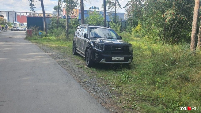 Буквально в нескольких метрах, за забором,&nbsp;есть полупустая парковка, но водители ее игнорируют | Источник: читатель 74.RU