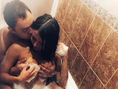 Буря в ванне: Александра Гобозова и Ольгу Жарикову пристыдили за откровенный снимок в пене