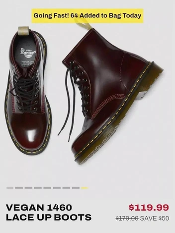 На ногах можно заметить ботинки от популярного бренда Dr. Martens | Источник: drmartens.com