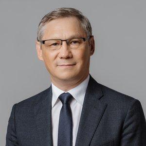 Работал на одного из богатейших людей мира в компании с доходом в миллиарды: кто такой Айрат Аллаяров, чья жена выпала из окна