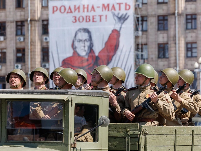 Яркое солнце не мешает военнослужащим сохранять строй. | Источник: Алексей Волхонский / V1.RU