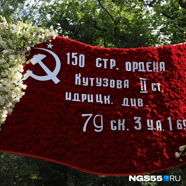 Флаг из тысячи цветов парил над землей | Источник: Евгений Софийчук / NGS55.RU
