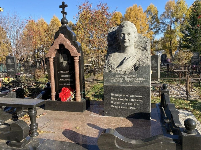 Скульптура женщины очень большая, гораздо крупнее обычных памятников | Источник: Ирина Господаренко / NGS22.RU