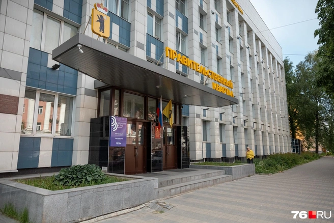Герб Ярославской области украшает административные здания и общественный транспорт, например, его можно увидеть в «Правительственном квартале» на Советской | Источник: Александр Куренной / 76.RU