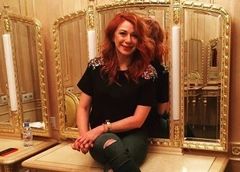 Алена Апина показала страсть с полуобнаженным мужчиной