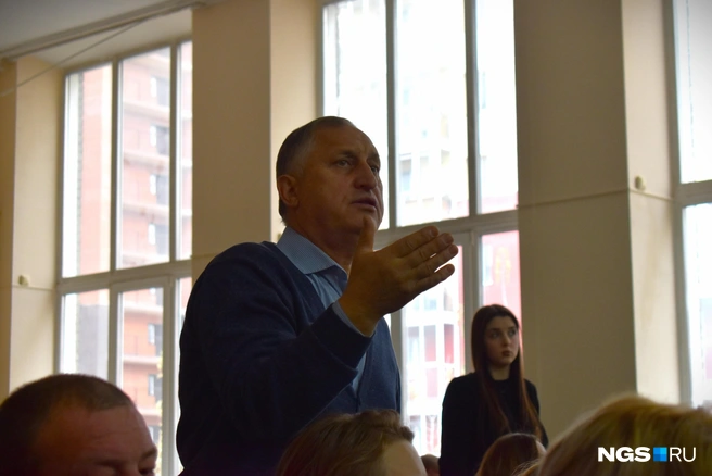 Александр Зотов забросал экспертов и чиновников вопросами | Источник: Рихарда Лем / NGS.RU