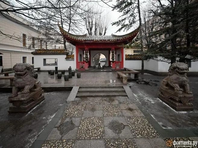 Китайский «Сад Дружбы» на Литейном проспекте, который открыли в мае 2003 года как подарок города-побратима Петербурга — Шанхая | Источник: Илья Снопченко / «Фонтанка.ру»