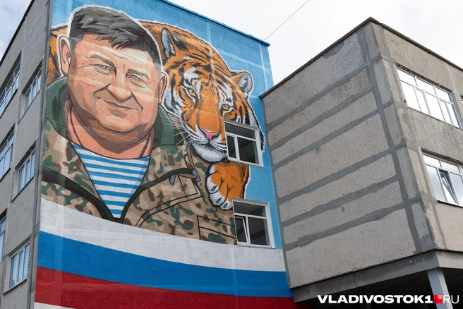 К началу учебного года на стене школы нарисовали мурал изображающий Сергея Ефремова с тигром | Источник: Елена Буйвол / VLADIVOSTOK1.RU