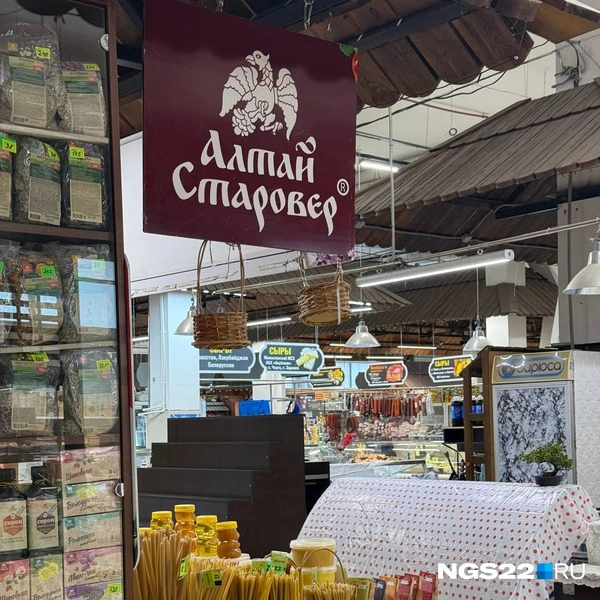 В некоторых ларьках продают и церковные свечи | Источник: Полина Шевчукова / NGS22.RU