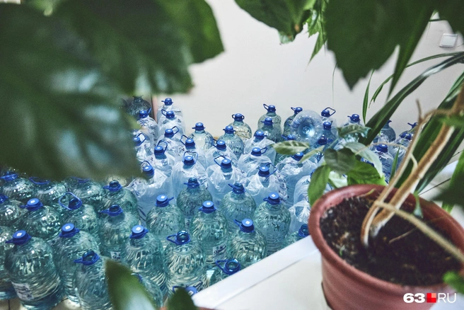 Питьевую воду закупают в больших количествах. Ее вынуждены использовать для всего: и в гигиенических целях, и для уборки, и для приготовления пищи. Это очень дорого, но другого выхода нет | Источник: Роман Данилкин / 63.RU