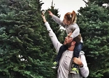 Максим Чернявский готовит дочерей к новогодним праздникам