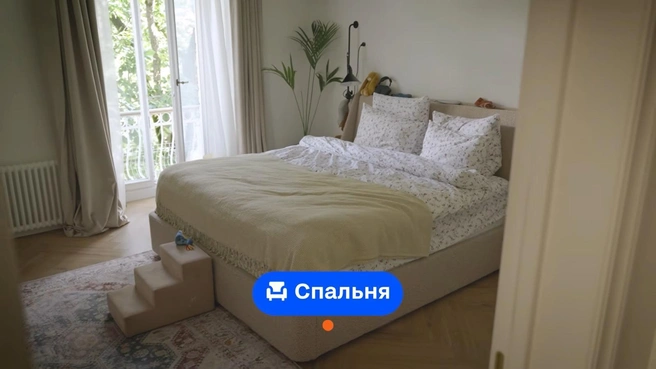 В спальне у Ирины нет ничего лишнего | Источник: Проверено Цианом / YouTube.com