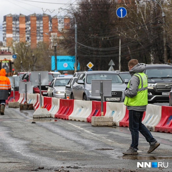 На месте суетятся десятки рабочих | Источник: Наталья Бурухина / NN.RU