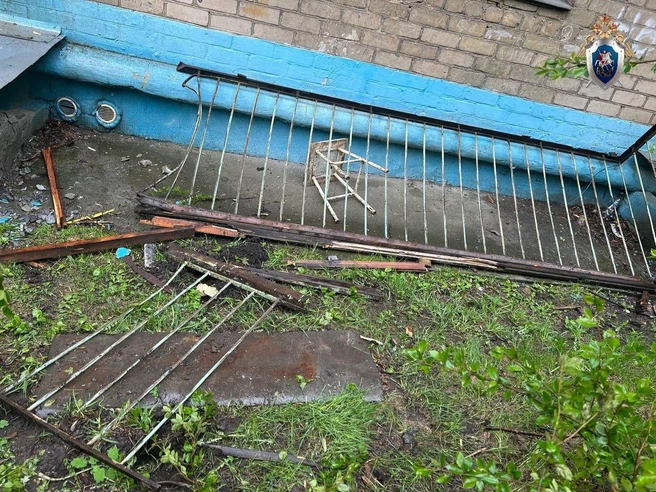 Рабочие снимали ограждение балкона и вместе с ним упали с пятого этажа | Источник: СУ СКР по Челябинской области