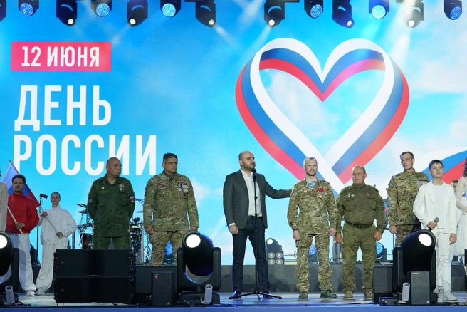 Глава региона вышел к самарцам на площади Куйбышева | Источник: Андрей Савельев