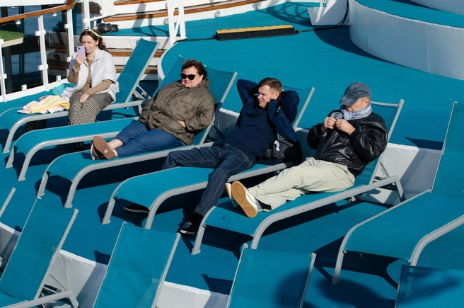 Загорать можно было только в одежде — в открытом море уже холодно | Источник: читатели / SOCHI1.RU