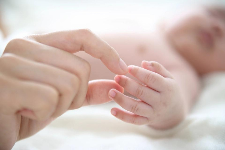 Фото младенца с длинным маникюром ужаснуло пользователей Сети