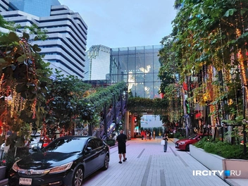 Площадь очень дорогих торговых центров на станции Пром Понг | Источник: Алина Ринчино / «ИрСити»