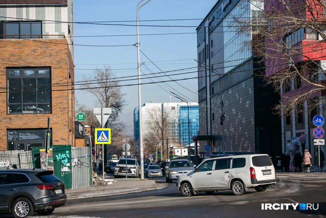 Угол Подгорной и Байкальской — оживленное место, здесь всегда много машин | Источник: Ксения Филимонова / «ИрСити»