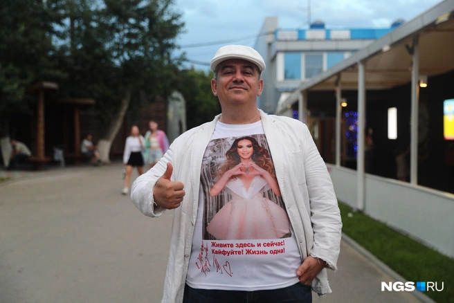 Армен приехал из Павлодара на концерт Бузовой. Это уже его четвертая поездка к певице. На футболке — автограф звезды | Источник: Александр Ощепков / NGS.RU