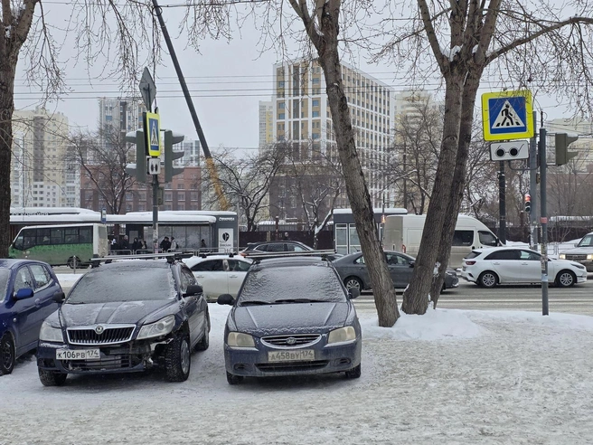«Уверенная парковка на регулируемом пешеходном переходе на перекрестке улиц Ворошилова и Братьев Кашириных»,&nbsp;— пишет автор | Источник: читатель 74.RU