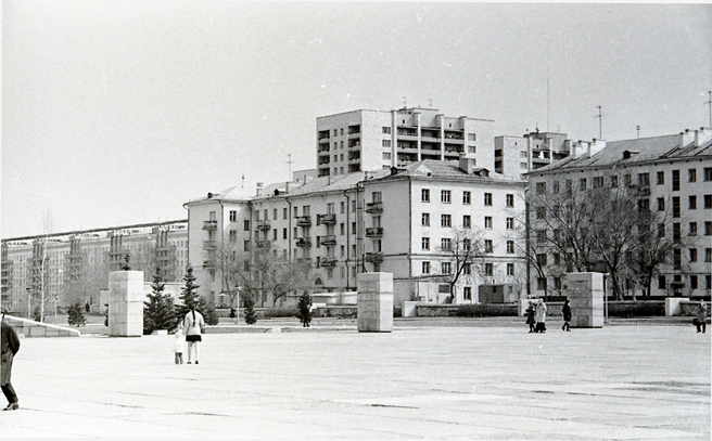 За мемориальным комплексом с Вечным огнем&nbsp;— сквер Победы | Источник: фотофонд Самарского областного государственного архива социально-политической истории