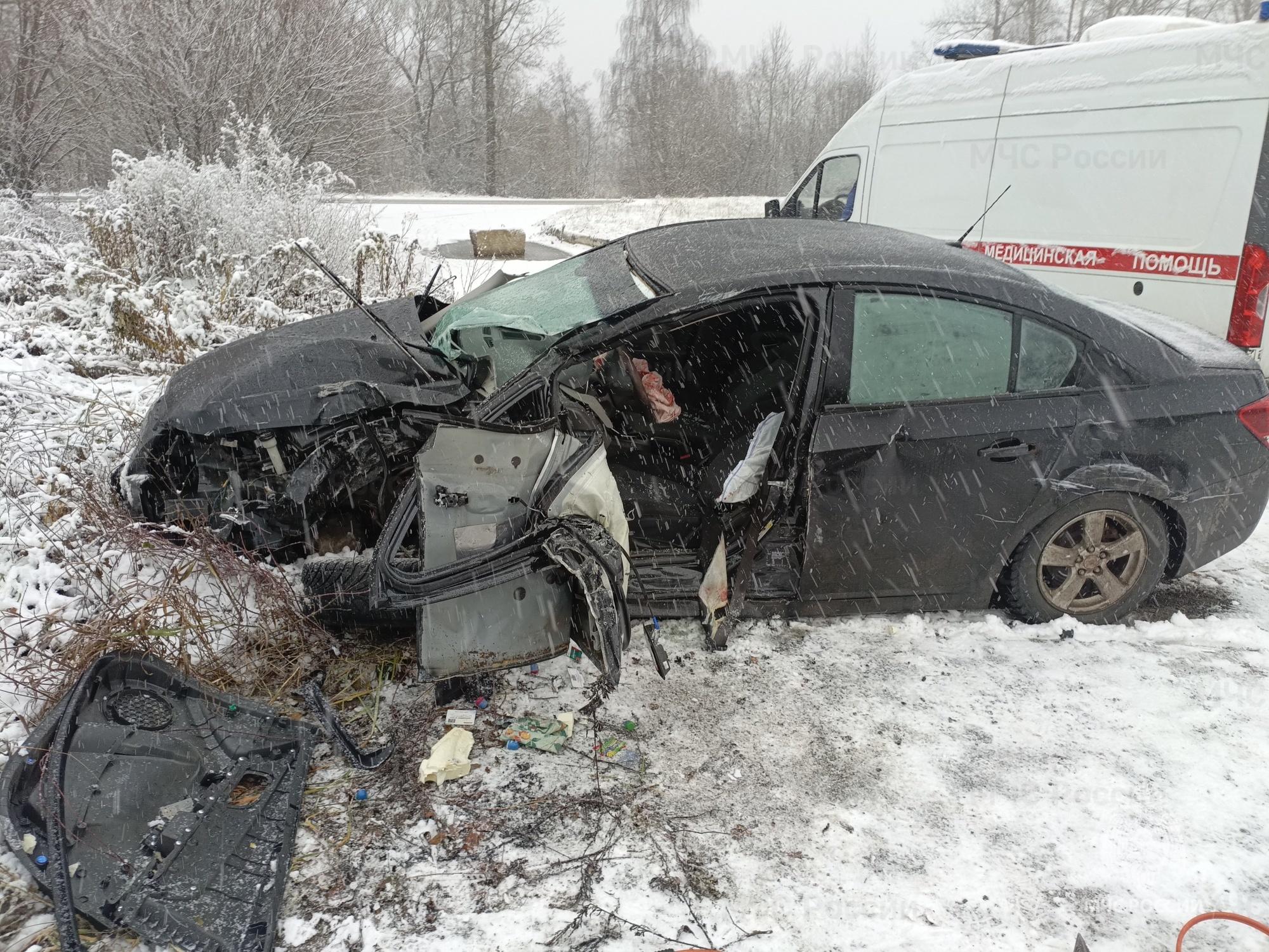 Водитель скончался в больнице: в Ярославской области грузовик снес легковушку