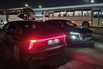 Элитные авто на парковке форума Единой России