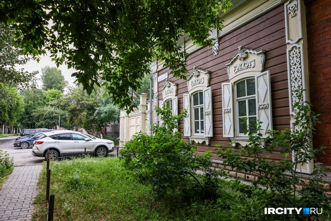 А если вы до сих пор не полюбили эту улицу, приди как-нибудь посреди жаркого дня, встаньте под деревце и отдохните | Источник: Ксения Филимонова / «ИрСити»