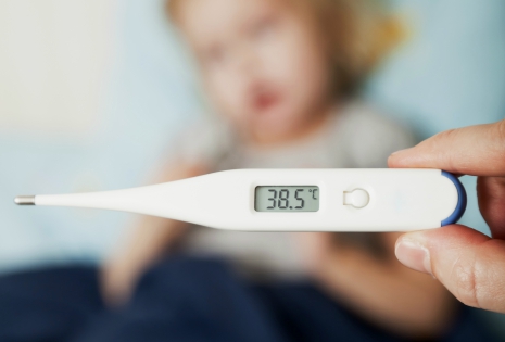 Как сбить высокую температуру у ребенка: помощь с лекарствами и без