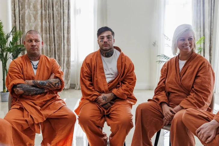 Евгения Осипова (справа) в шоу «Звезды под капельницей» | Источник: Телеканал «Пятница»