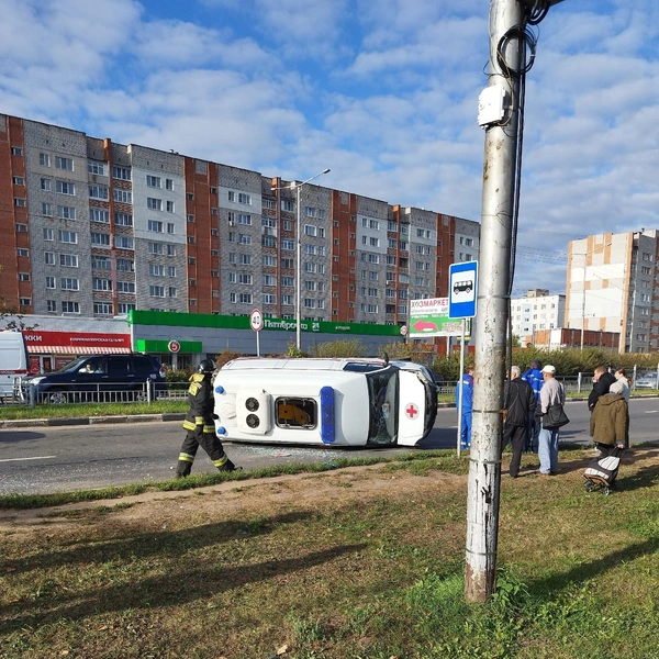Скорая помощь оказалась на боку | Источник: Тутаев | Подслушано / Vk.com