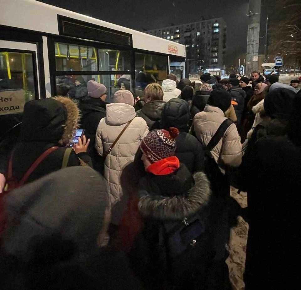 Еще одна толкучка возле автобуса в Домодедово | Источник: Домодедовод: новости Домодедово / T.me