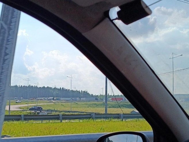 Автомобилисты оказались в пробке на ЕКАД | Источник: читатель E1.RU