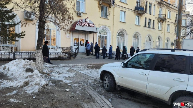В праздники очередь за сладостями начинается далеко за входом | Источник: читатель 74.RU
